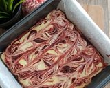Foto langkah ke 6 dari resep 25. Red Velvet Cheesecake Brownies.