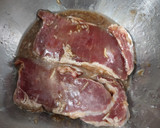 Foto langkah ke 1 dari resep Beef Steak With Brown Sauce.