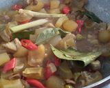 Foto langkah ke 4 dari resep Oseng Kikil.