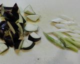 Foto langkah ke 2 dari resep Tumis terong ayam madu saus tiram.