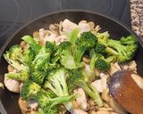 Foto del paso 4 de la receta: Salteado de pavo, brócoli y champiñones