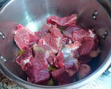 Foto del paso 2 de la receta: Ternera estofada con judías verdes, calabacines y especias