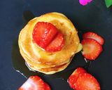 Hình bước làm 5 của món Pancake Dâu Tươi Mật Ong