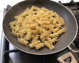Foto del passaggio 7 della ricetta Fusilloni con ragù d'anatra alla birra, crema di porcini, funghi pioppini e pinoli tostati