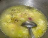 A picture of step 4 of Spring onion soup.