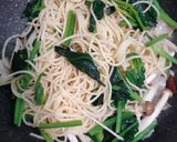 รูปขั้นตอนการทำที่ 4 ของ สปาเกตตีผัดพริกแห้งกระเทียมใส่ผักปวยเล้ง (Spinach Peperoncino)