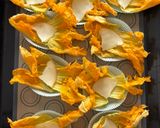 Foto del passaggio 3 della ricetta Fagottini di fiori di zucca🌼