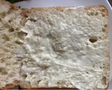 Foto del paso 3 de la receta: Bocadillo frío de fiambre de pollo, con allioli, tomate y rúcula