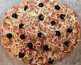 Foto del paso 10 de la receta: Pizza de jamón serrano con aceitunas negras