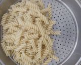 A picture of step 2 of Broccoli pasta in white garlic sauce.