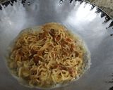 Foto langkah ke 5 dari resep Omelet Mie.