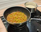 Foto del paso 6 de la receta Carne picada en salsa con guisantes y guarnición de arroz