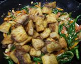 Foto langkah ke 3 dari resep Ikan pari asap cabe hijau.