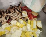 Foto langkah ke 2 dari resep Tumis Jamur Kancing Tahu.
