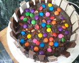 A picture of step 7 of Kitkat choco waffer cake.