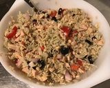 Une image de l'étape 9 de Salade de riz thon blanc, oignon de roscoff, feta, olives, tomates.