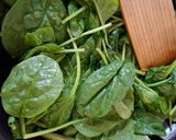 Foto del paso 2 de la receta: Espinacas baby salteadas