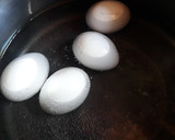 Foto del paso 1 de la receta: Huevos rellenos con atún y salsa bechamel