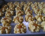 Foto langkah ke 5 dari resep Kue Semprit Mawar.