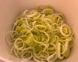 Foto del passaggio 1 della ricetta Linguine al sugo di porri