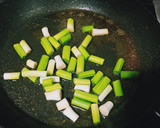 Foto del paso 3 de la receta: Fideuá de verduras y langostinos con allioli de rábanos