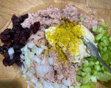 Foto del paso 1 de la receta: Ensalada de atún con arándanos sobre una cama de manzana
