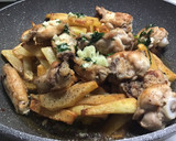 Foto del paso 3 de la receta: Alitas con patatas, al vino blanco y ajo con perejil