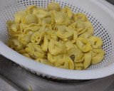 Foto del paso 6 de la receta: Tortellini estilo carbonara a los 5 quesos