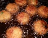 Foto langkah ke 5 dari resep Bola-bola Singkong Isi Keju/Coklat.