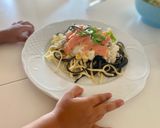 Foto del paso 6 de la receta Espaguetis en salsa con aires tailandeses, almejas en lata y salmón ahumado