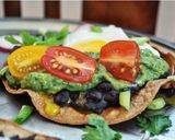 Foto del paso 5 de la receta: Huevos rancheros tostadas de desayuno con aguacate salsa verde