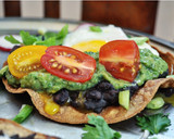 Foto del paso 5 de la receta: Huevos rancheros tostadas de desayuno con aguacate  salsa verde