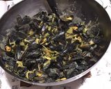 Une image de l'étape 8 de Moules au céleri,oignon de roscoff et curry.