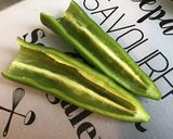 Une image de l'étape 1 de Saucisses fumées aux poivrons verts, tomates séchées et courgette.