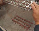 Foto del paso 5 de la receta: 🍫Bombones 🌰de chocolate rellenos 😋