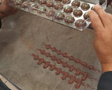 Foto del paso 5 de la receta: 🍫Bombones 🌰de chocolate rellenos 😋