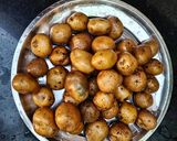 आलुर दम लुची पूरी - बंगाली आलू दम रेसिपी चरण 1 फोटो