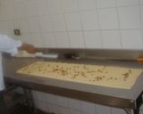 صورة لخطوة 46 من وصفة 🍞🥐عجائب تشكيل العجينة المورقه 🥐🍞
