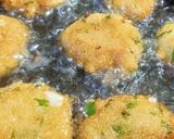 A picture of step 4 of Suji pakoda.