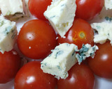 Foto del paso 3 de la receta: Ensalada de tomatitos cherry con queso roquefort