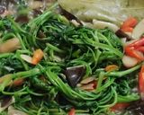 Foto langkah ke 5 dari resep Tumis Kangkung Duo Jamur.