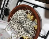 Foto del paso 3 de la receta: Tostadas de gula al ajillo con tortilla de perejil picado