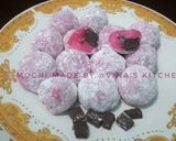 Foto langkah ke 8 dari resep Strawberry mochi with chocolate filling.