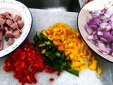 Penne con pimientos rojos, verdes y amarillos
