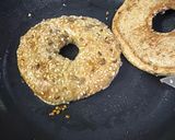 صورة لخطوة 1 من وصفة خبز البيغل او البيجل مع لبنه وبيستو وفلفل مشويbagel bread