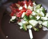 Foto langkah ke 3 dari resep Scramble Egg Tomat Timun.