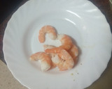 Foto del paso 2 de la receta: Salteado de ñoquis con langostinos y huevo duro