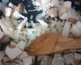 Foto del paso 2 de la receta: 🥜Patatas guisadas con boletus🍄