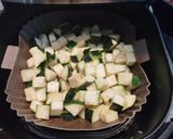 Foto del paso 5 de la receta: Mini salchichas de pollo al roquefort con calabacín y papas