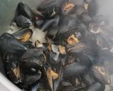 Une image de l'étape 2 de Moules à la Catalane.